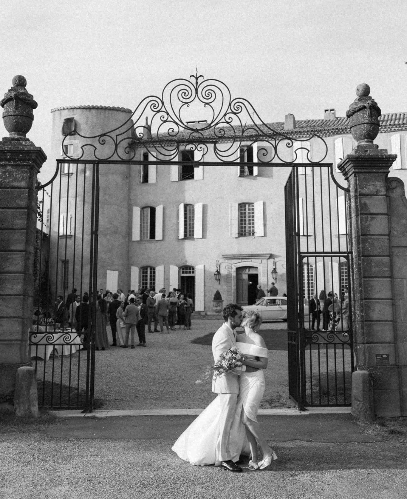 Boda romántica en un château del sur de Francia, capturada en película y digital